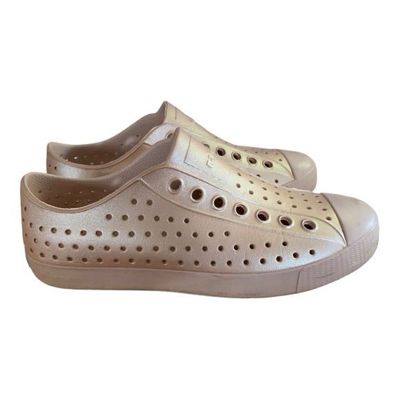 Unisex NATIVE Jefferson Metallic Malta Pink Shoes Size Men 6 Women 8 - Picture 5 of 11